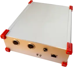 Frontansicht Sensorbox mit Anschlüssen für Gas- und Drahtsensor, Stromversorgung und Netzwerk
