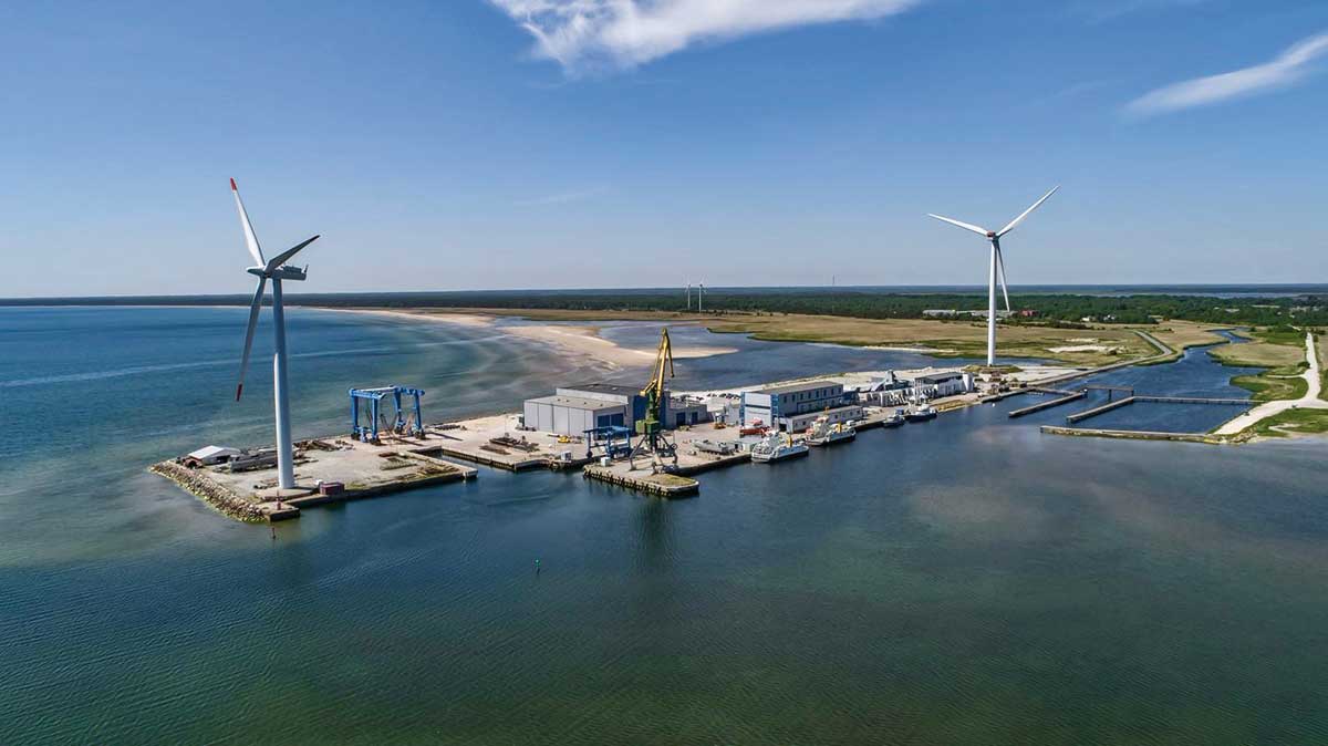 Baltic Workboats - zwei Windräder erzeugen ausreichend Strom für die Werft, sowie benachbarte Wohnhäuser.